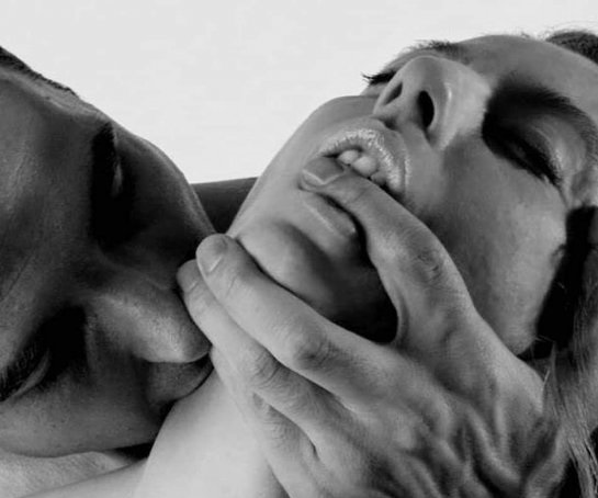 парень ласкает красотку парень ласкает красотку