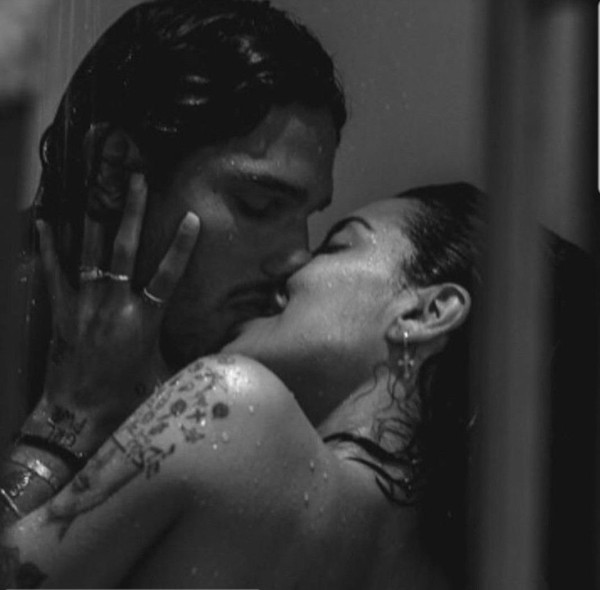 страстный поцелуй девушки и парня