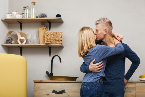девушка и парень обнимаются дома