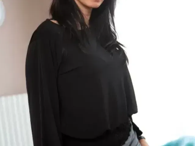 Между ними - горячая история для взрослых