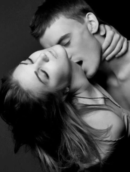 мужчина целую женщину